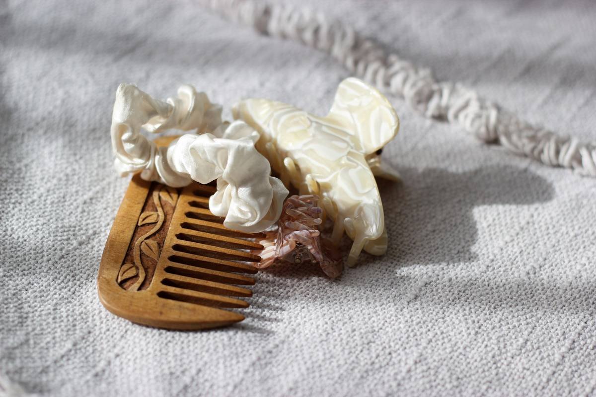 Infographic comparing decorative vs. functional hair clips: shows internal mechanisms, grip strength ratings, and material durability across 5 popular types