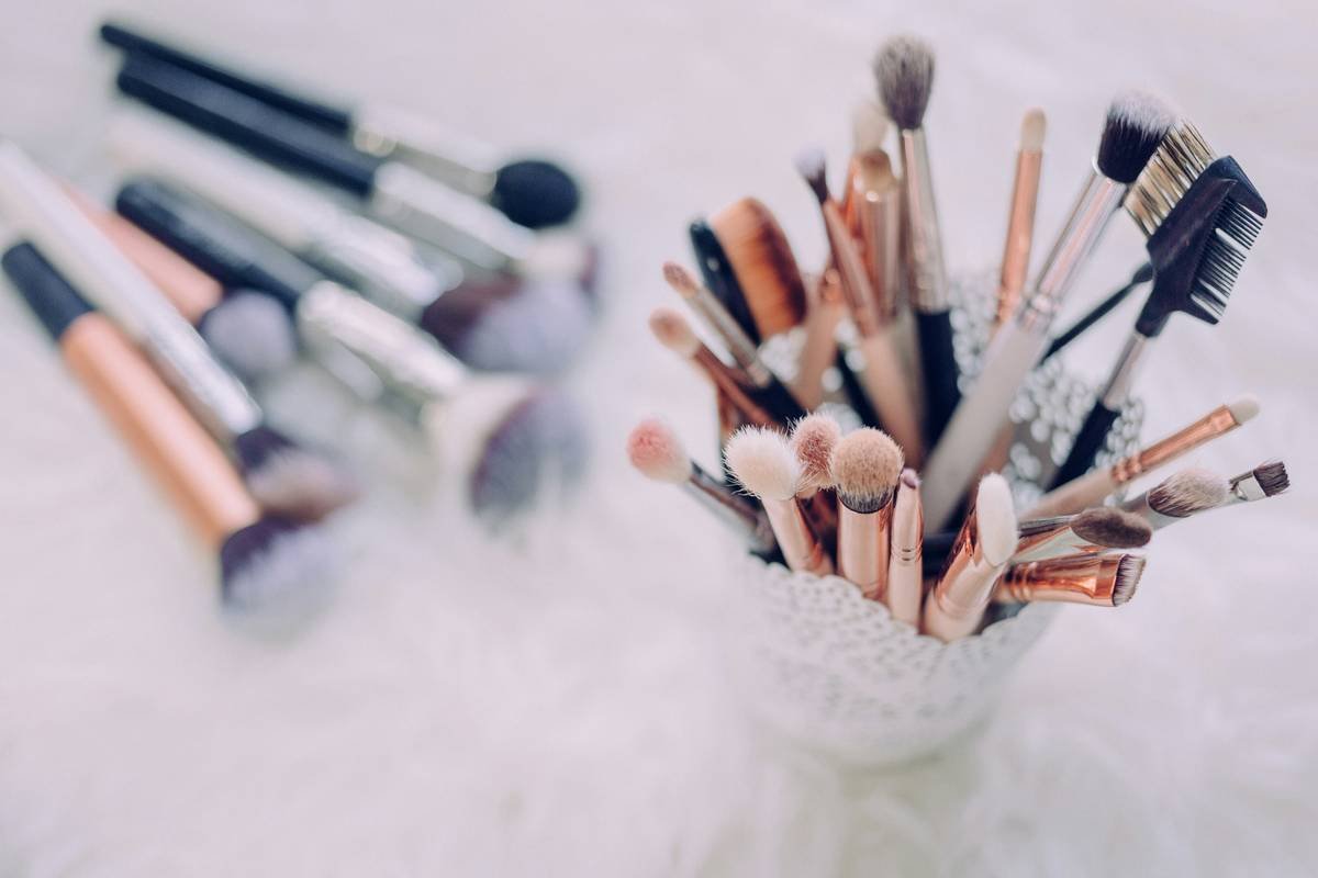 Infographic showing 4 common hair pin types: classic bobby pin, U-pin, spiral pin, and wide-tooth decorative pin with labels and ideal hair textures