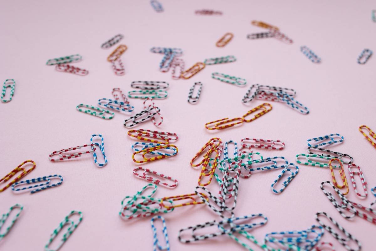Side-by-side graphic showing high-tension vs low-tension hair pins holding strands under stress