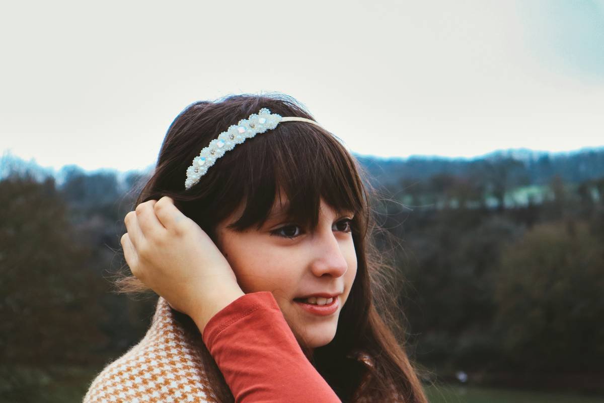 Infographic showing 6 headband types: wide fabric, thin metal, knotted silk, sport elastic, padded velvet, beaded chain—with labels for best hair types and occasions